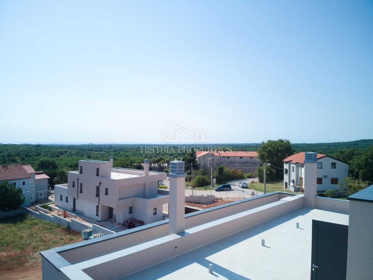 Moderna e confortevole villa con terrazza sul tetto, attrezzature di qualità e una vista unica