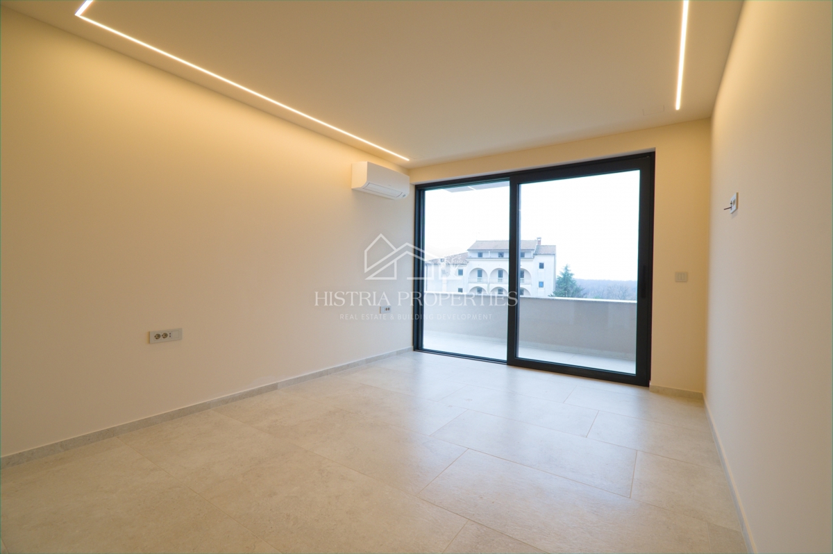 Moderna e confortevole villa con terrazza sul tetto, attrezzature di qualità e una vista unica