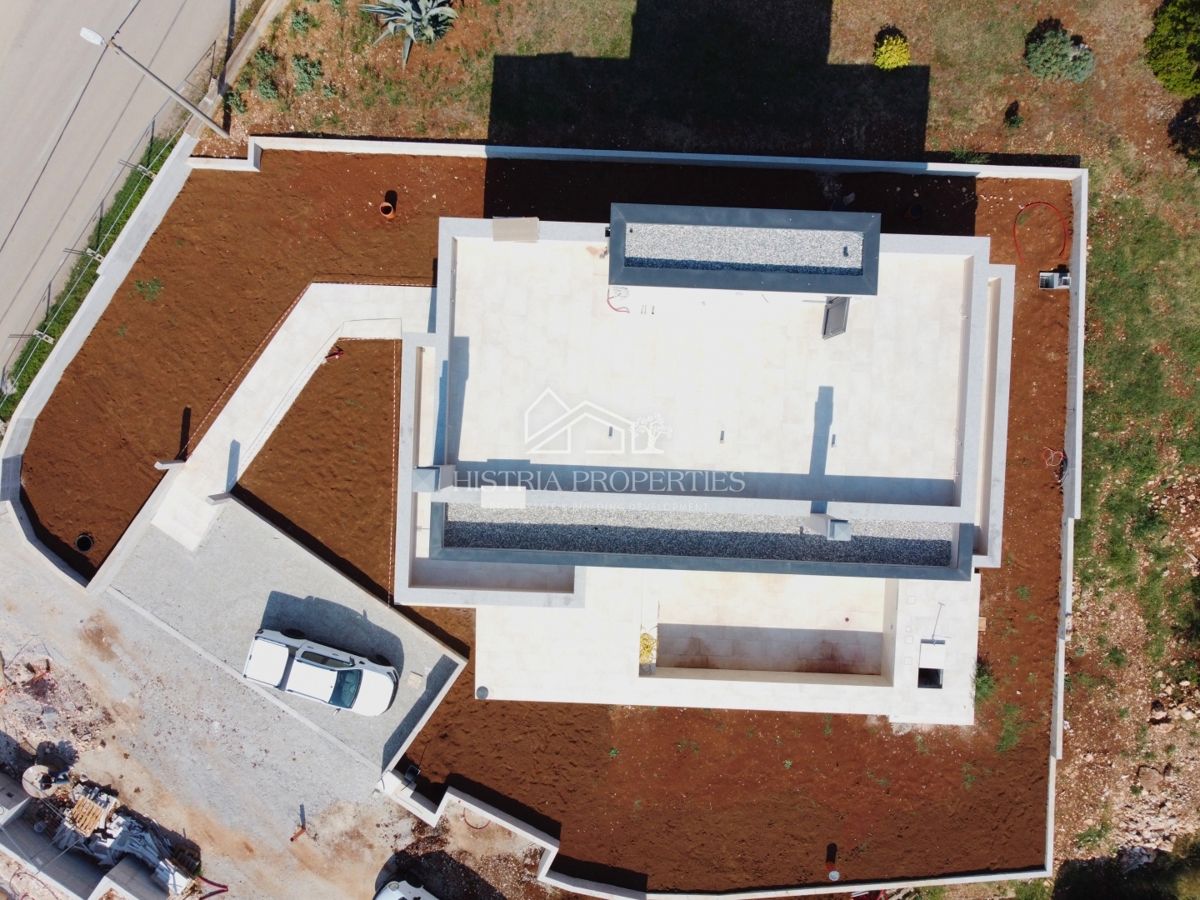 Moderna e confortevole villa con terrazza sul tetto, attrezzature di qualità e una vista unica