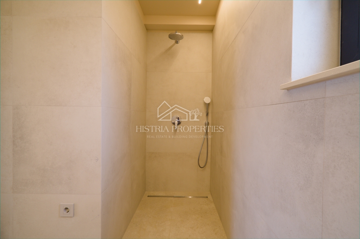 Moderna e confortevole villa con terrazza sul tetto, attrezzature di qualità e una vista unica