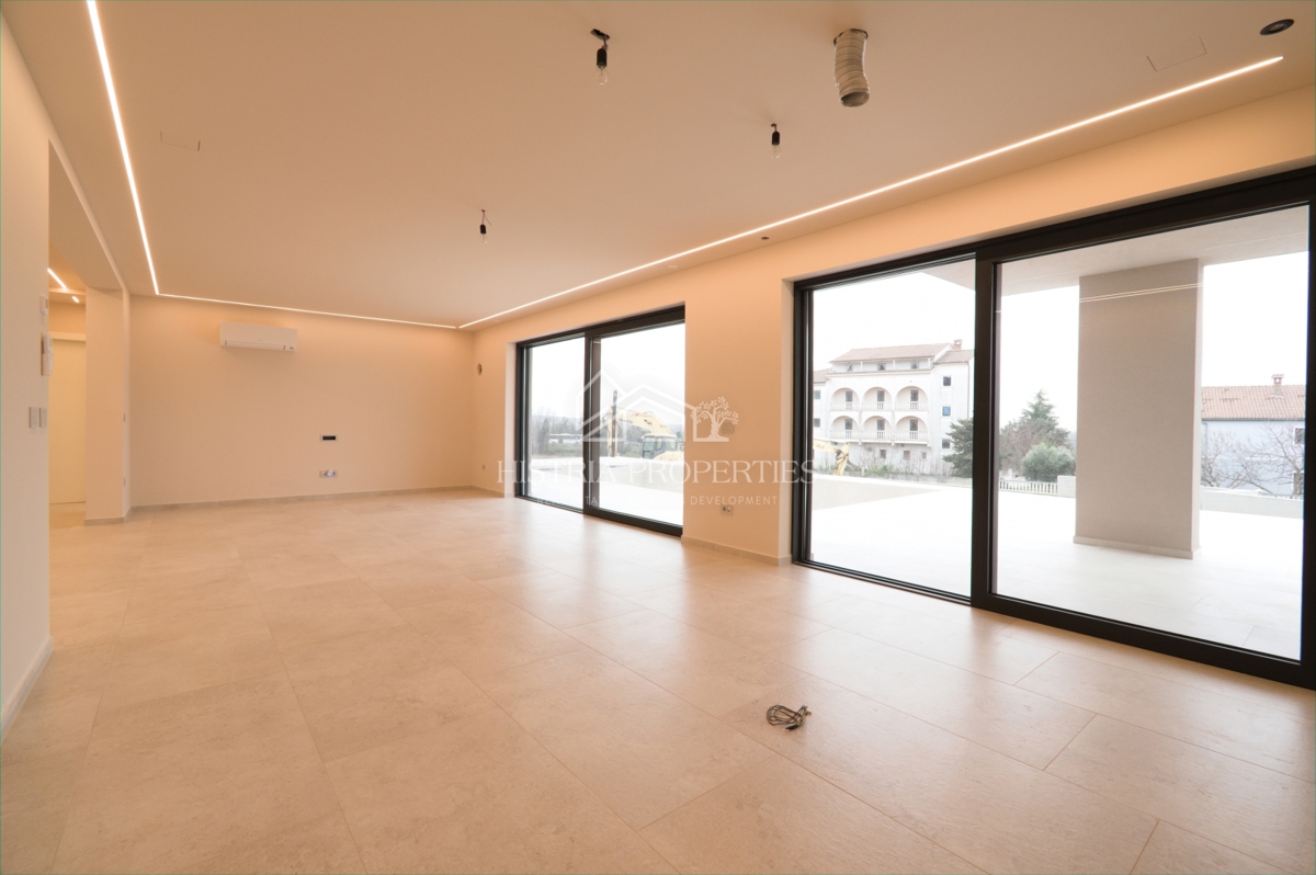 Moderna e confortevole villa con terrazza sul tetto, attrezzature di qualità e una vista unica