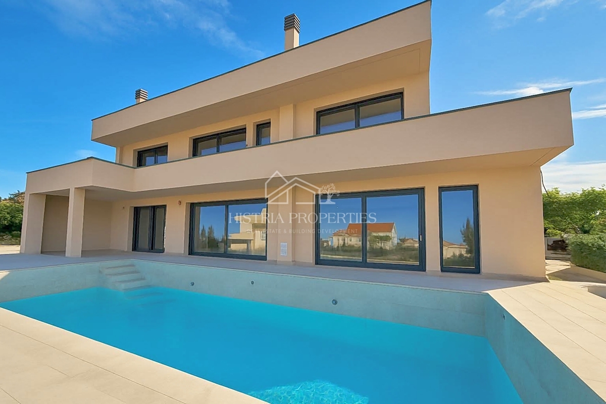 Moderna e confortevole villa con terrazza sul tetto, attrezzature di qualità e una vista unica