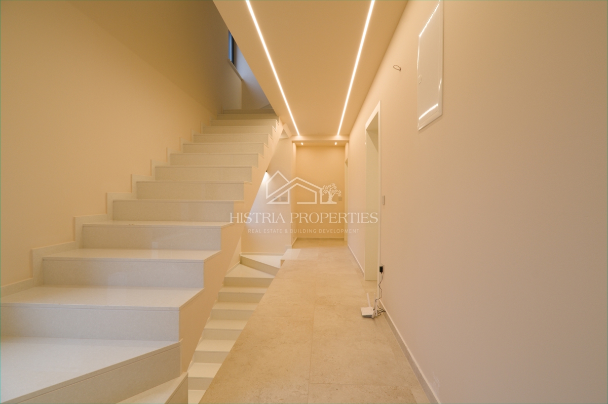 Moderna e confortevole villa con terrazza sul tetto, attrezzature di qualità e una vista unica