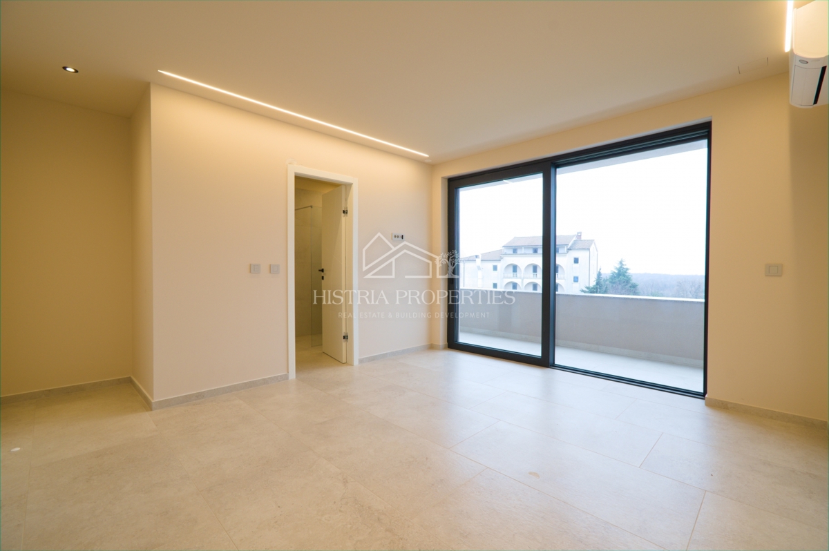 Moderna e confortevole villa con terrazza sul tetto, attrezzature di qualità e una vista unica