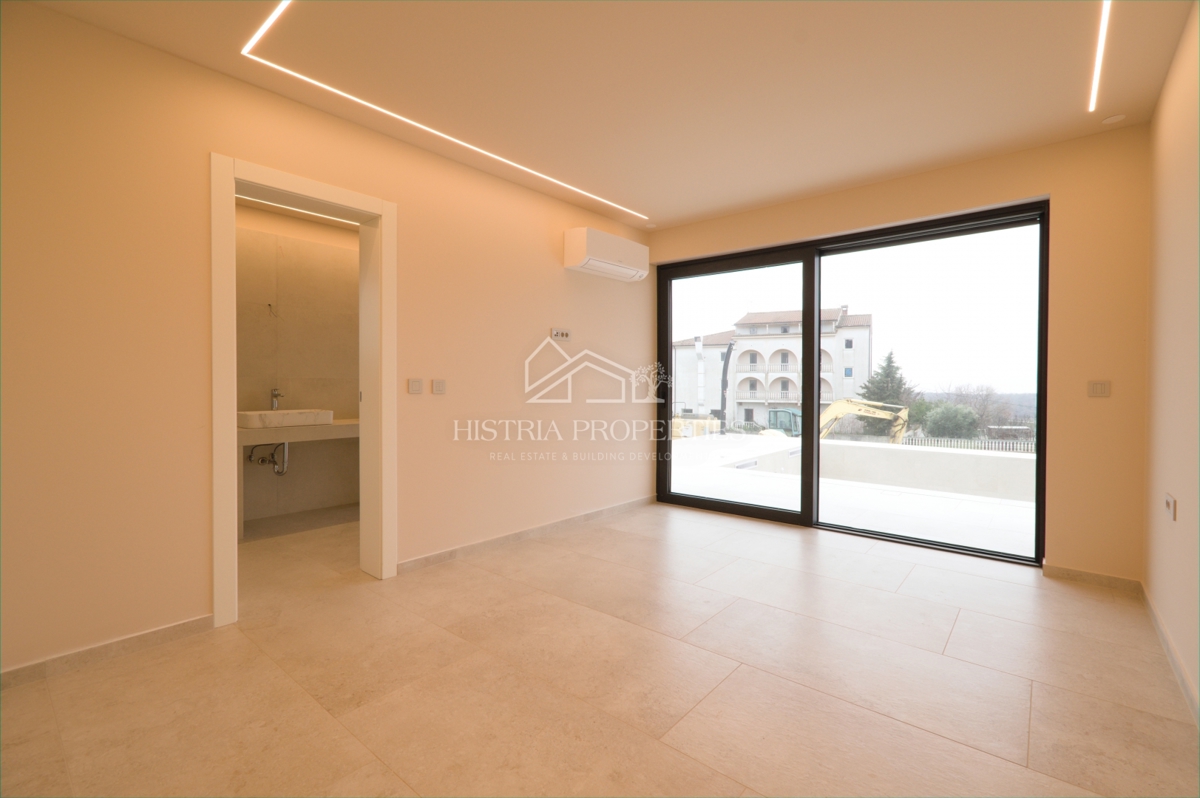 Moderna e confortevole villa con terrazza sul tetto, attrezzature di qualità e una vista unica