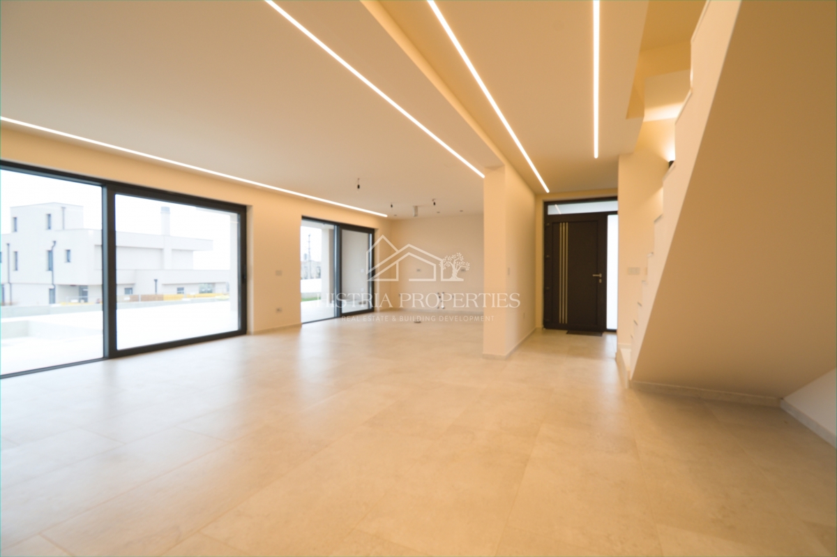 Moderna e confortevole villa con terrazza sul tetto, attrezzature di qualità e una vista unica