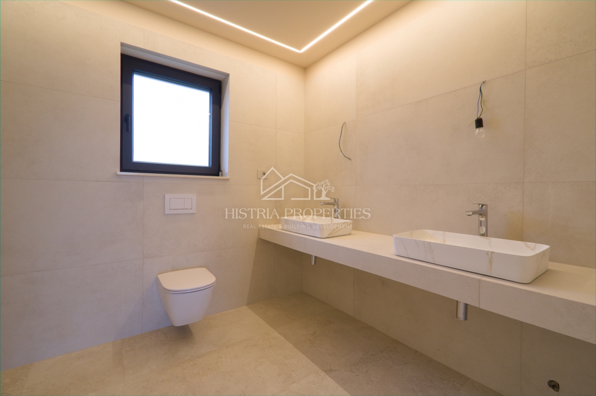 Moderna e confortevole villa con terrazza sul tetto, attrezzature di qualità e una vista unica