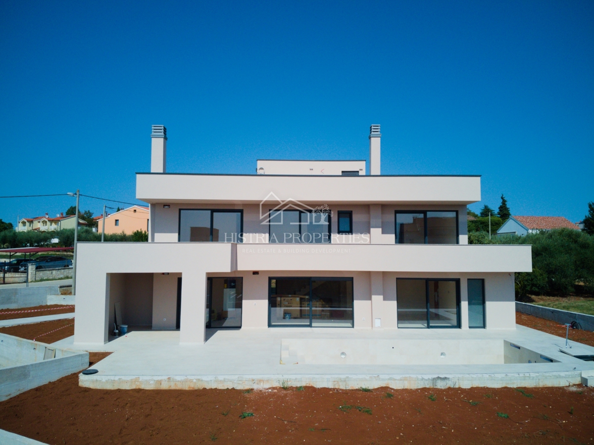 Moderna e confortevole villa con terrazza sul tetto, attrezzature di qualità e una vista unica