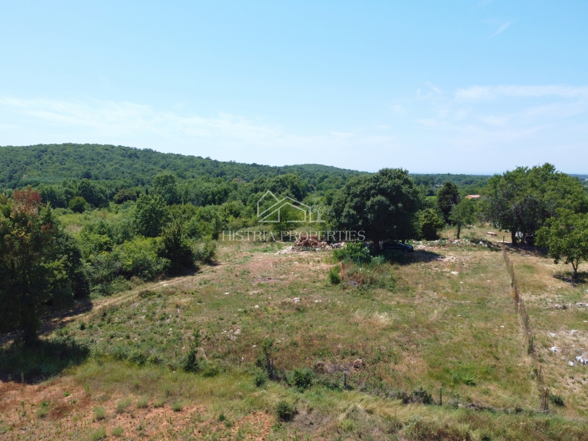 Terreno in posizione tranquilla adatto per costruire una casa familiare o una villa intima con piscina
