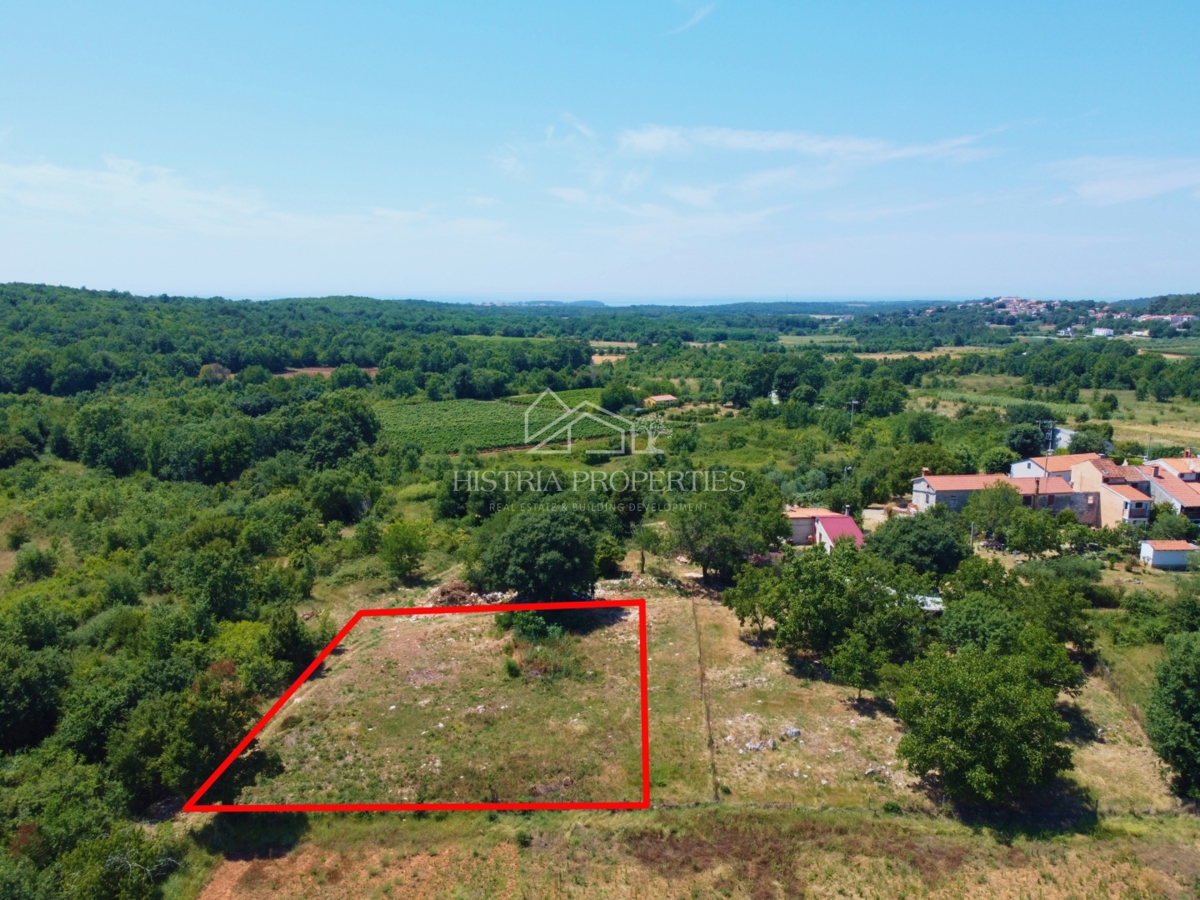 Terreno in posizione tranquilla adatto per costruire una casa familiare o una villa intima con piscina