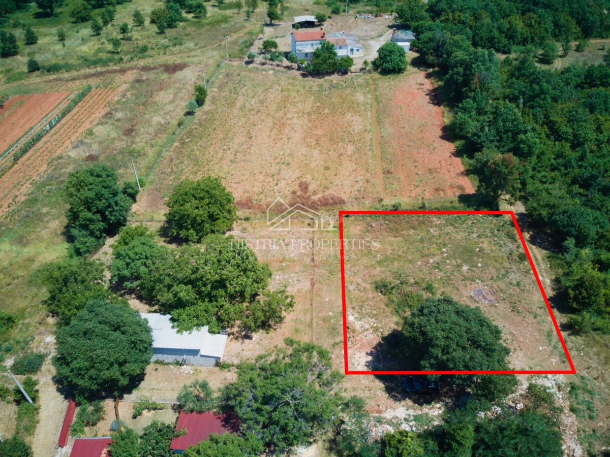 Terreno in posizione tranquilla adatto per costruire una casa familiare o una villa intima con piscina