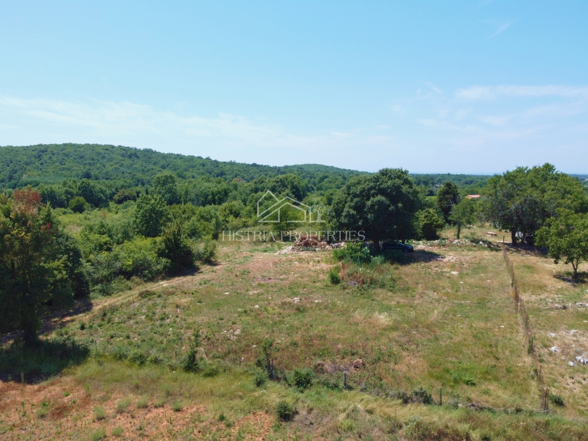 Terreno in posizione tranquilla adatto per costruire una casa familiare o una villa intima con piscina