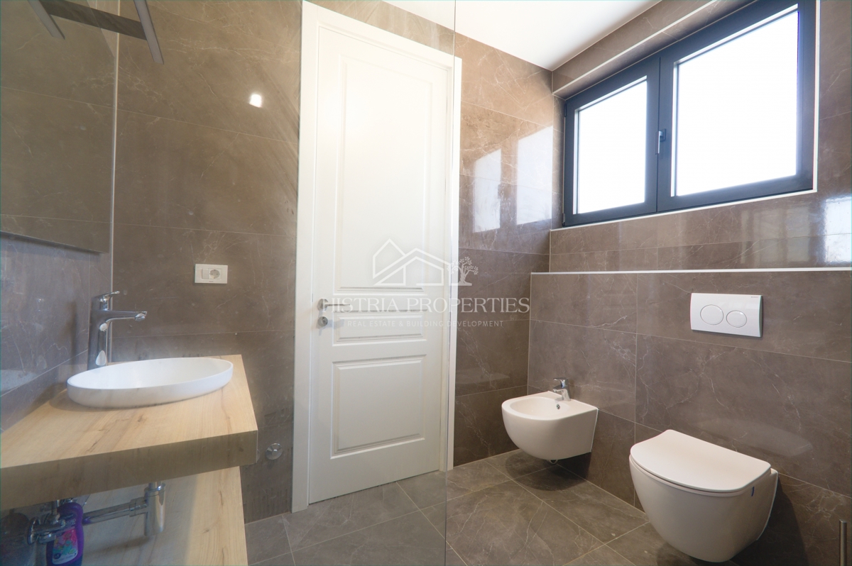 Appartamento arredato in un moderno edificio di nuova costruzione con giardino a 500 metri dalla spiaggia