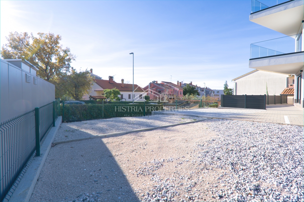 Appartamento arredato in un moderno edificio di nuova costruzione con giardino a 500 metri dalla spiaggia