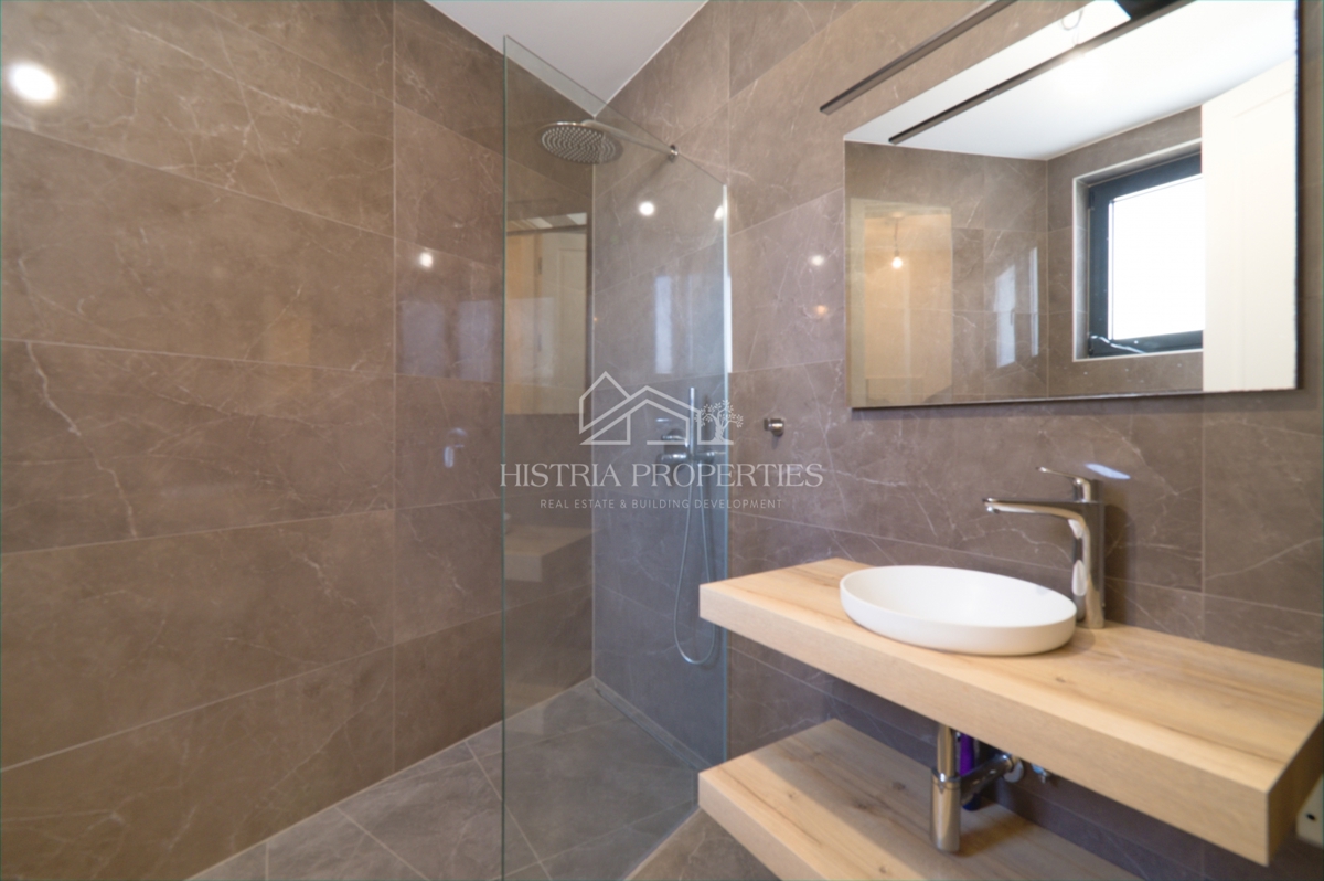 Appartamento arredato in un moderno edificio di nuova costruzione con giardino a 500 metri dalla spiaggia