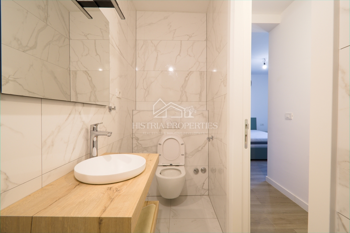 Appartamento arredato in un moderno edificio di nuova costruzione con giardino a 500 metri dalla spiaggia