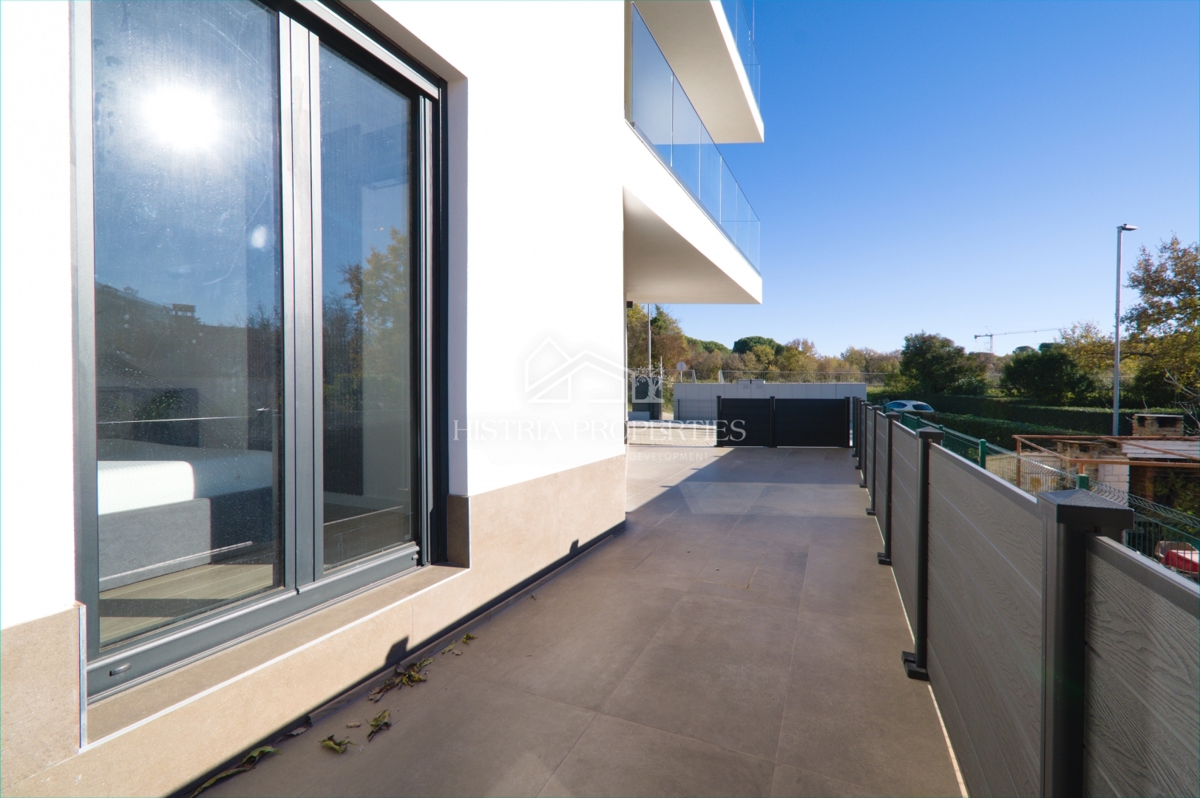 Appartamento arredato in un moderno edificio di nuova costruzione con giardino a 500 metri dalla spiaggia