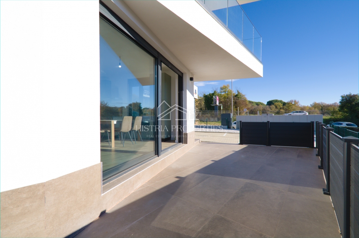 Appartamento arredato in un moderno edificio di nuova costruzione con giardino a 500 metri dalla spiaggia