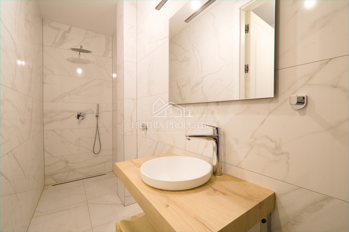 Appartamento arredato in un moderno edificio di nuova costruzione con giardino a 500 metri dalla spiaggia