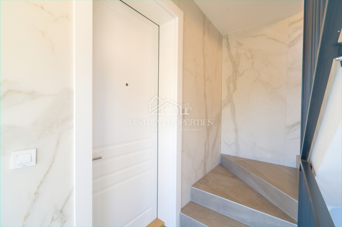 Appartamento arredato in un moderno edificio di nuova costruzione con giardino a 500 metri dalla spiaggia