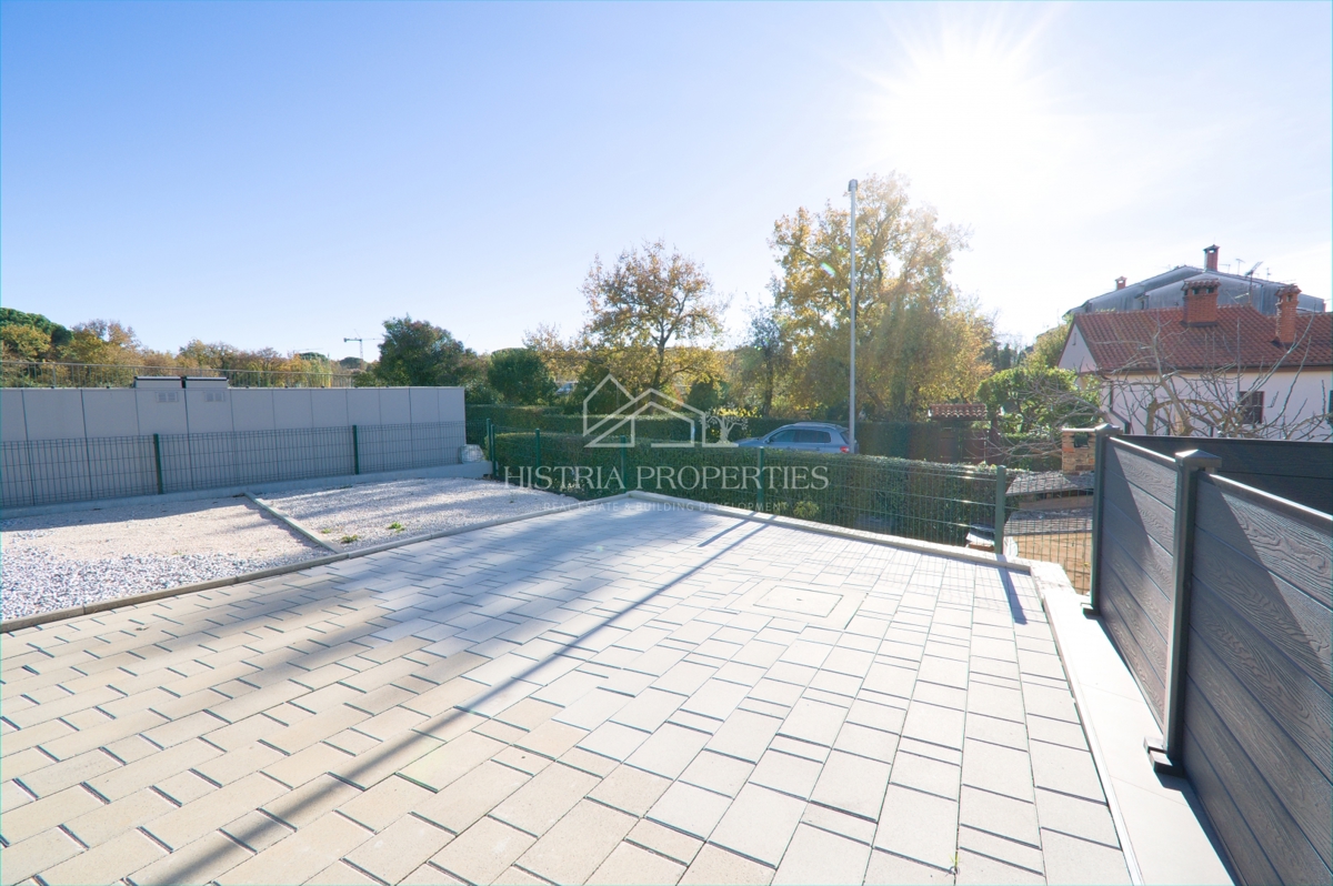 Appartamento arredato in un moderno edificio di nuova costruzione con giardino a 500 metri dalla spiaggia