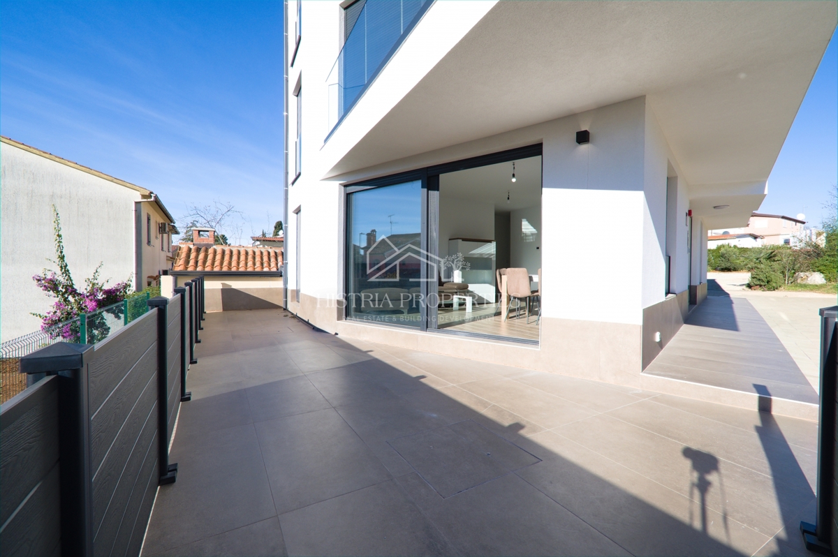 Appartamento arredato in un moderno edificio di nuova costruzione con giardino a 500 metri dalla spiaggia