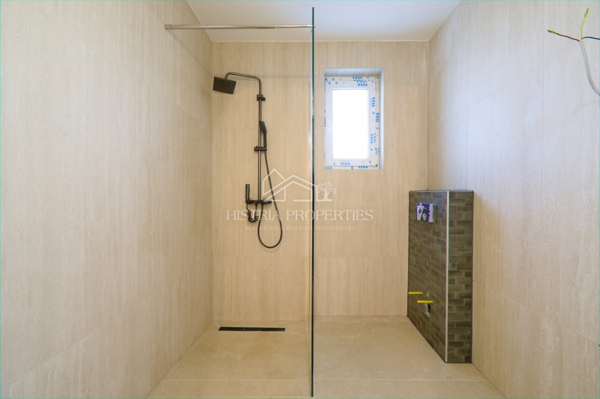 Attico con 2 ampie terrazze, ascensore interno all'appartamento e vista mare