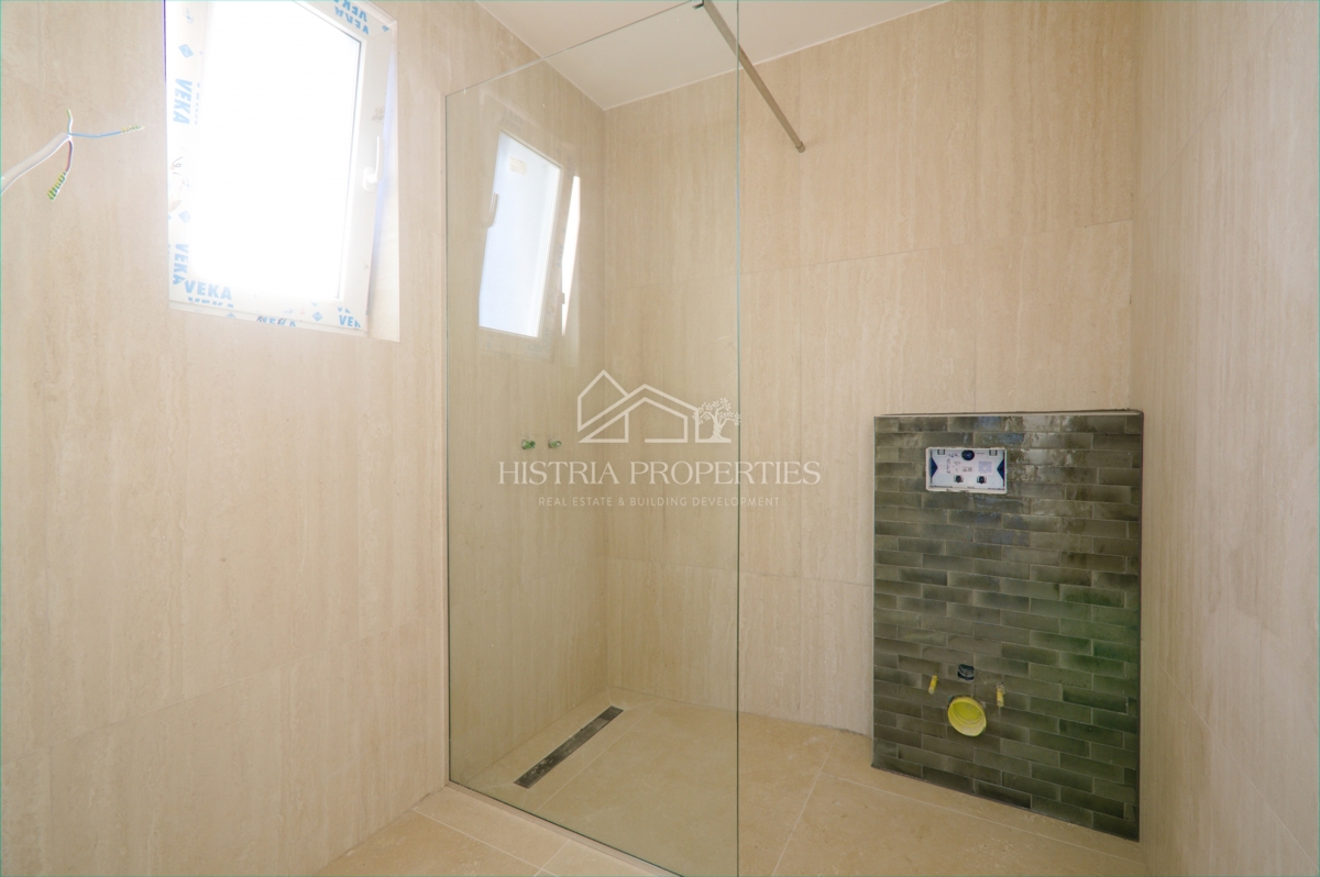 Attico con 2 ampie terrazze, ascensore interno all'appartamento e vista mare