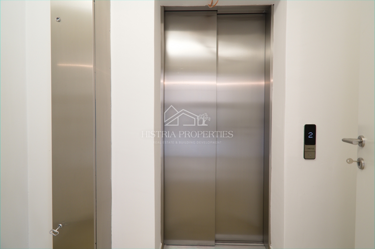 Attico con 2 ampie terrazze, ascensore interno all'appartamento e vista mare