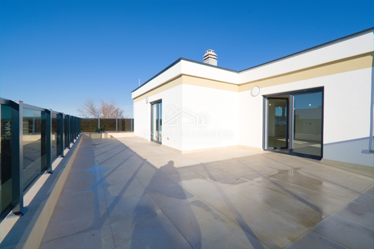 Attico con 2 ampie terrazze, ascensore interno all'appartamento e vista mare