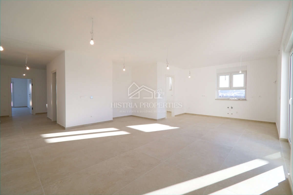 Attico con 2 ampie terrazze, ascensore interno all'appartamento e vista mare