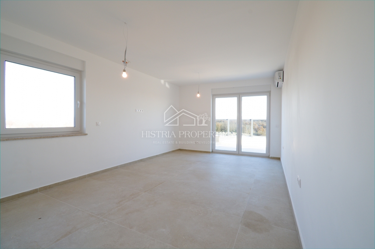 Attico con 2 ampie terrazze, ascensore interno all'appartamento e vista mare