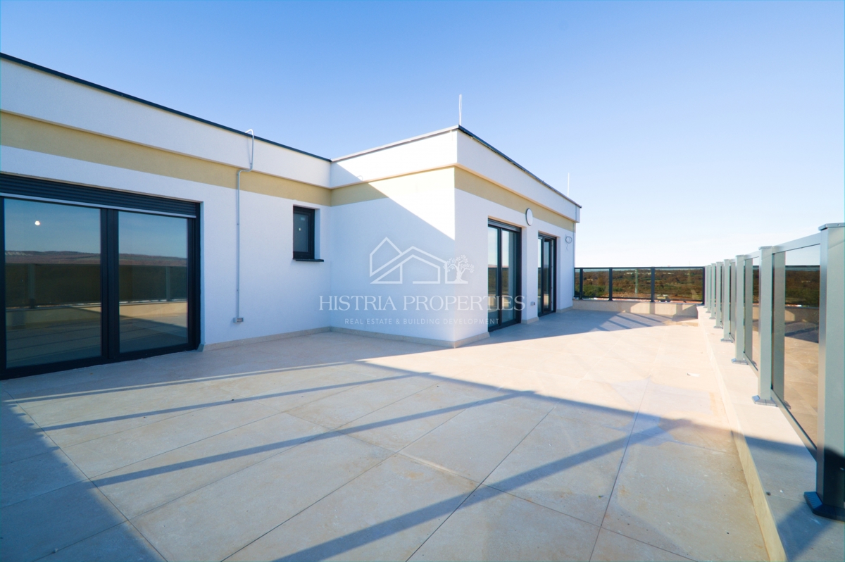 Attico con 2 ampie terrazze, ascensore interno all'appartamento e vista mare