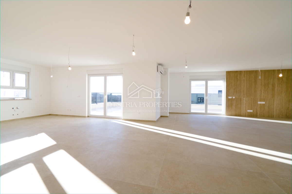 Attico con 2 ampie terrazze, ascensore interno all'appartamento e vista mare