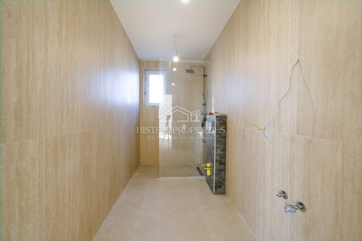 Attico con 2 ampie terrazze, ascensore interno all'appartamento e vista mare