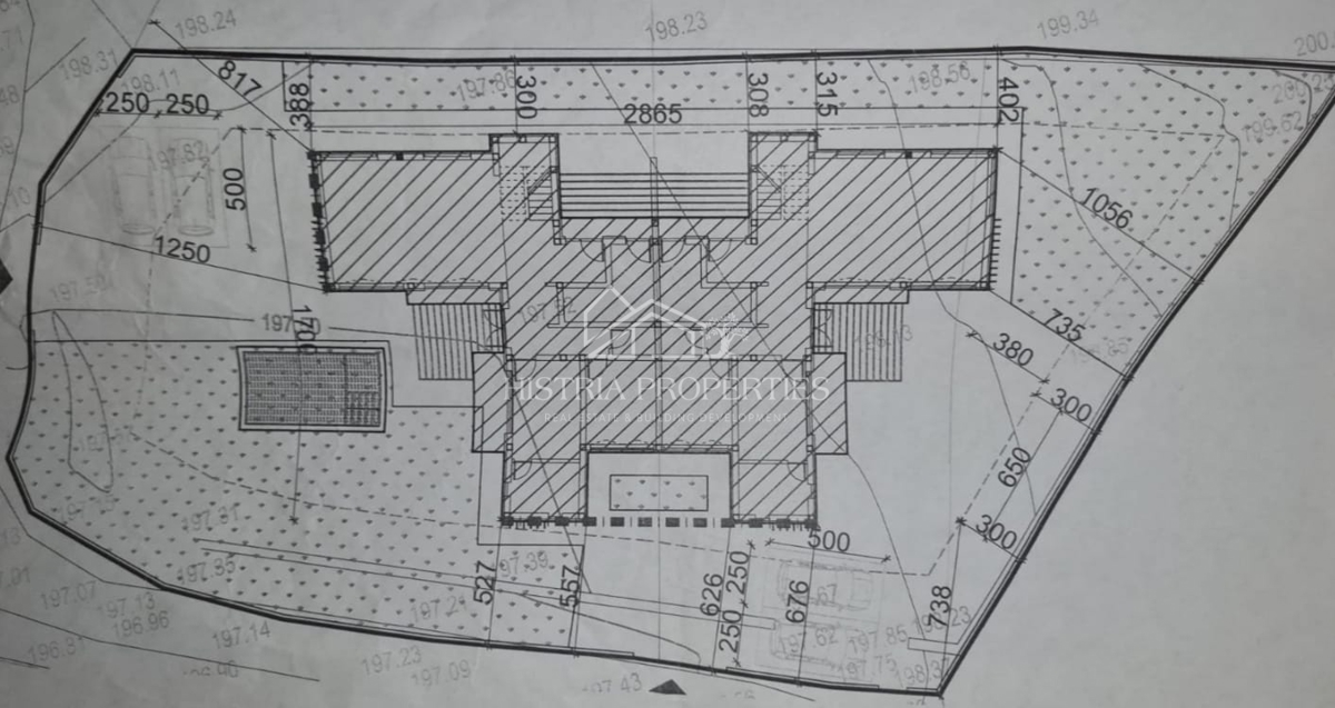 Terreno edificabile per 2 case moderne con permesso valido e utenze pagate