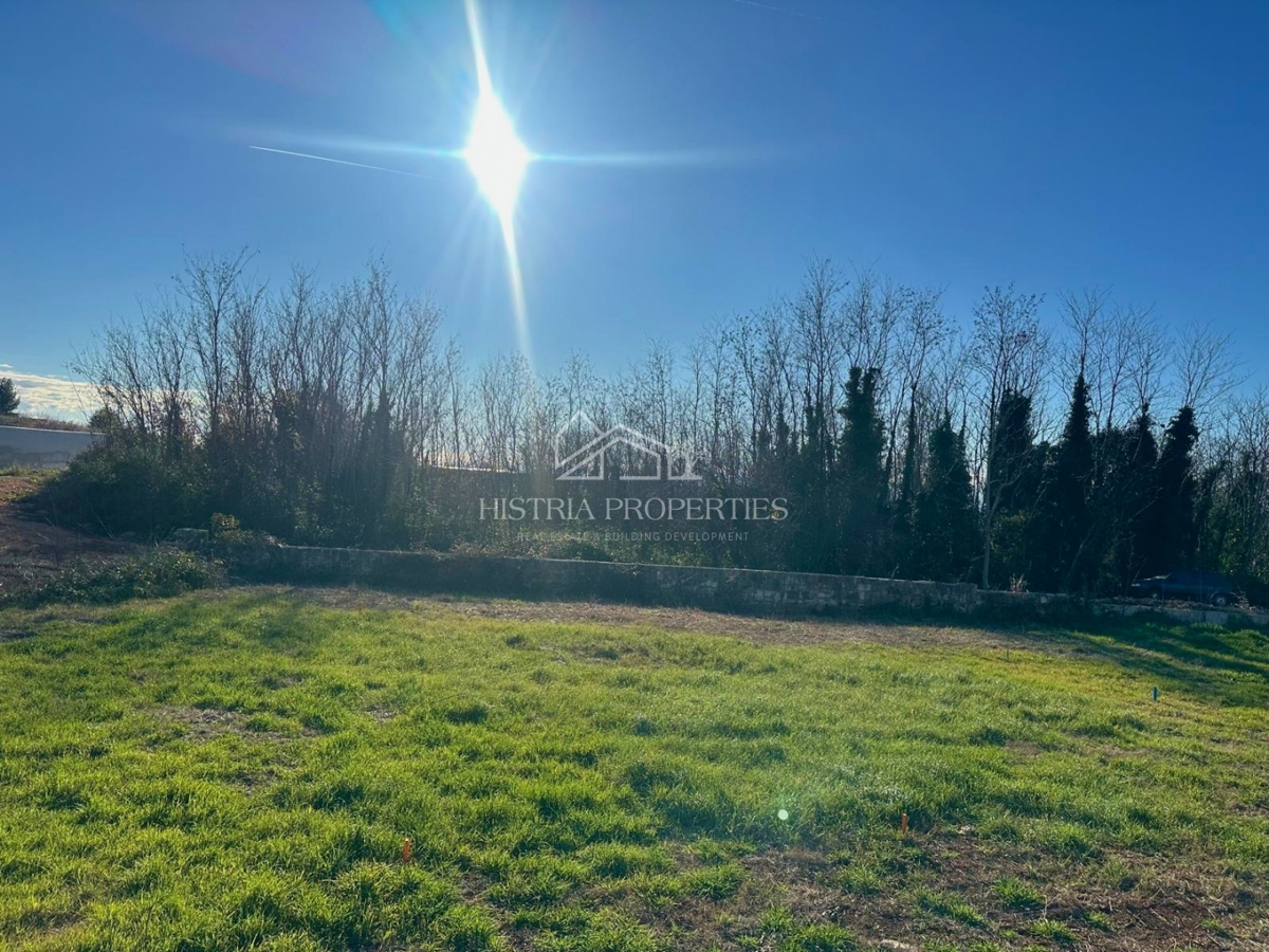 Terreno edificabile per 2 case moderne con permesso valido e utenze pagate