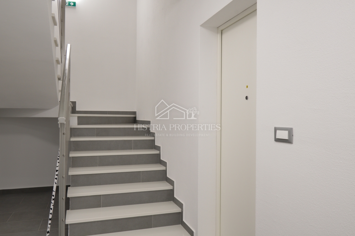 Posizione familiare e nuova costruzione di qualità con 2 terrazze e un giardino recintato e intimo