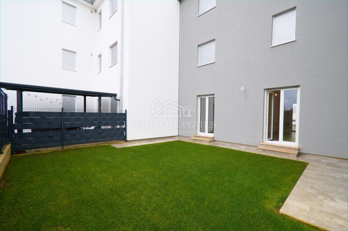 Posizione familiare e nuova costruzione di qualità con 2 terrazze e un giardino recintato e intimo