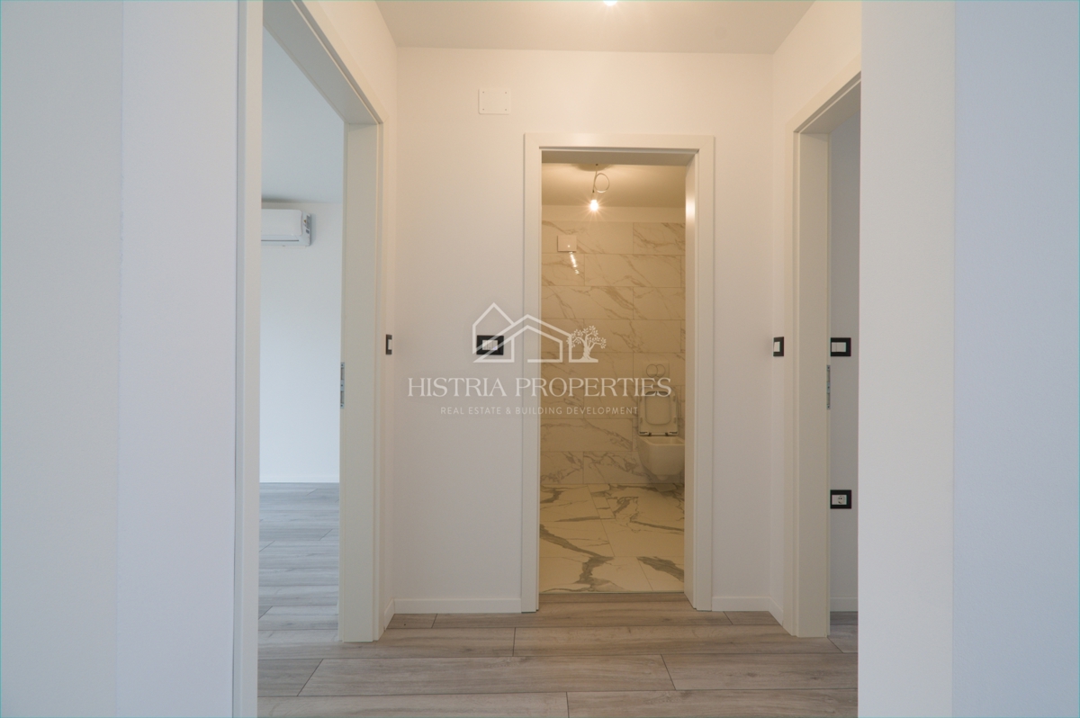 Posizione familiare e nuova costruzione di qualità con 2 terrazze e un giardino recintato e intimo