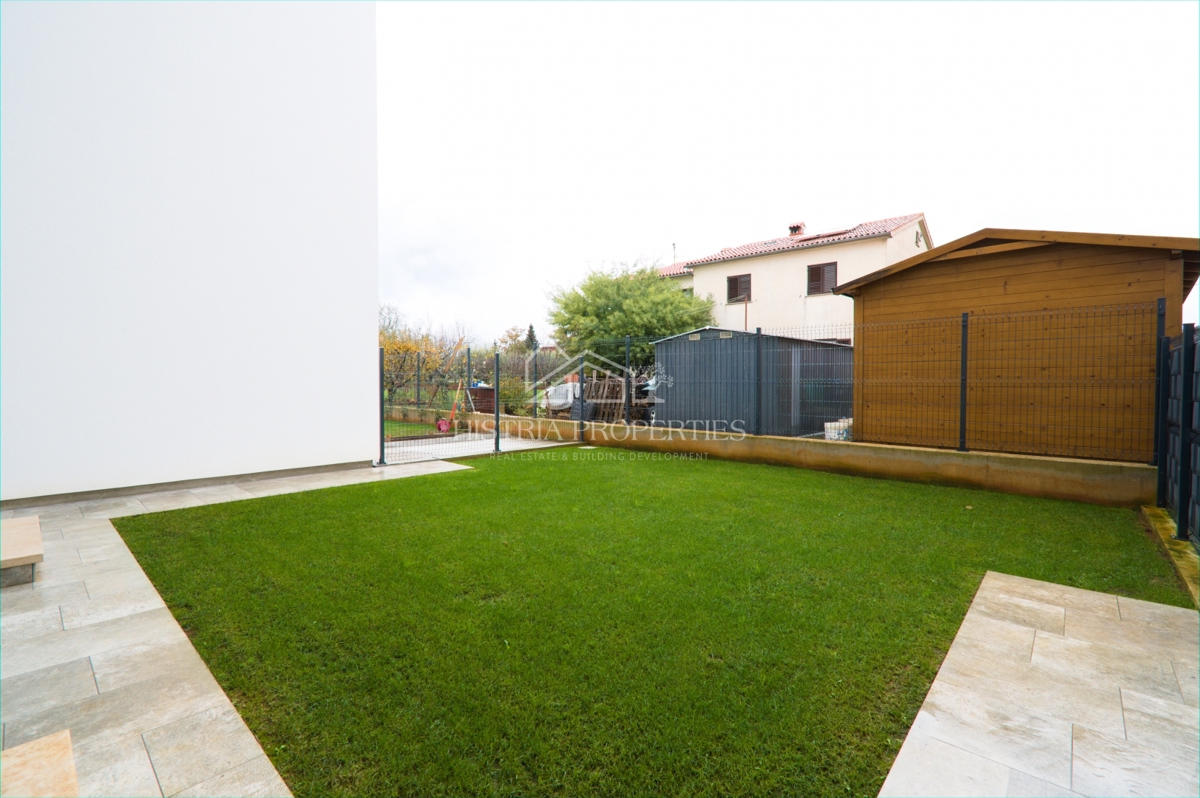 Posizione familiare e nuova costruzione di qualità con 2 terrazze e un giardino recintato e intimo