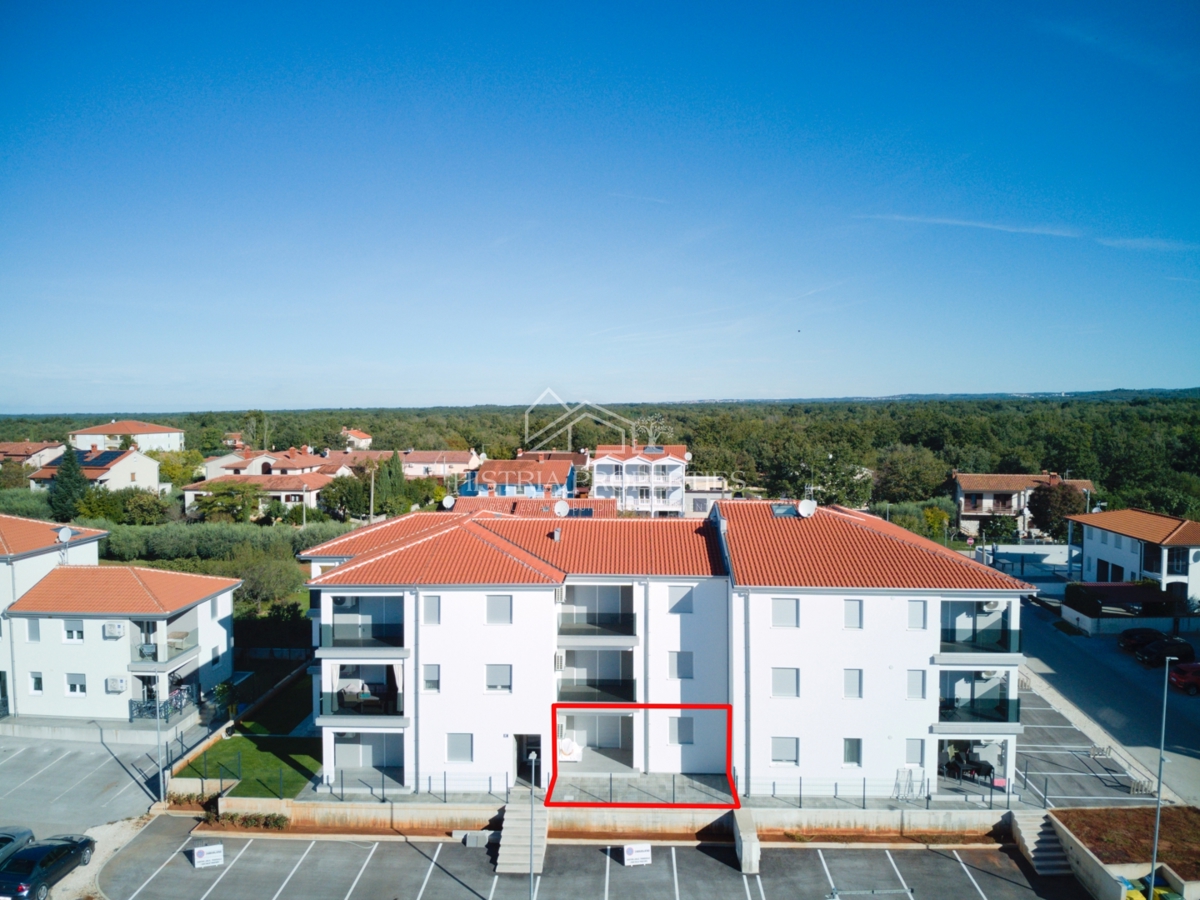 Posizione familiare e nuova costruzione di qualità con 2 terrazze e un giardino recintato e intimo