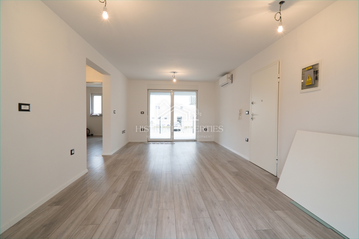 Posizione familiare e nuova costruzione di qualità con 2 terrazze e un giardino recintato e intimo