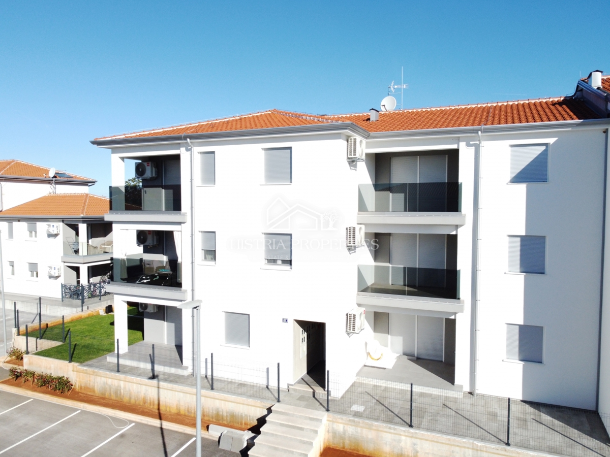 Posizione familiare e nuova costruzione di qualità con 2 terrazze e un giardino recintato e intimo