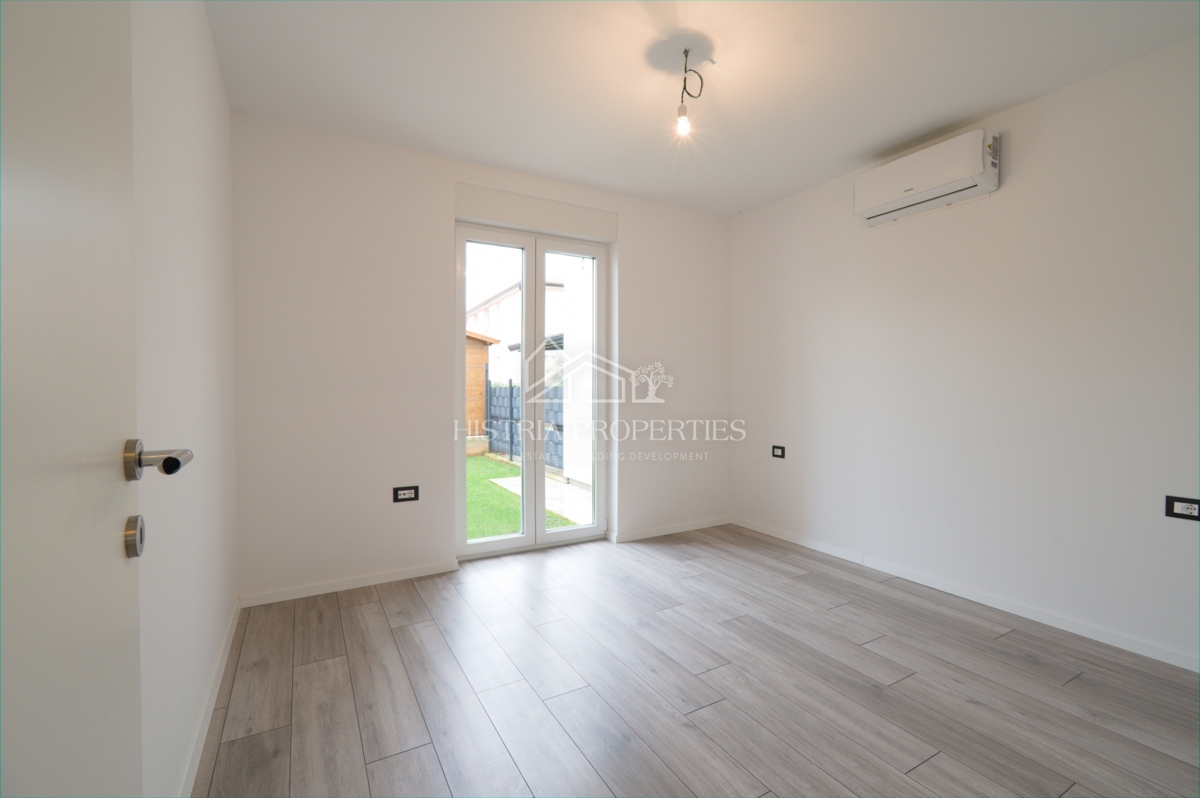 Posizione familiare e nuova costruzione di qualità con 2 terrazze e un giardino recintato e intimo