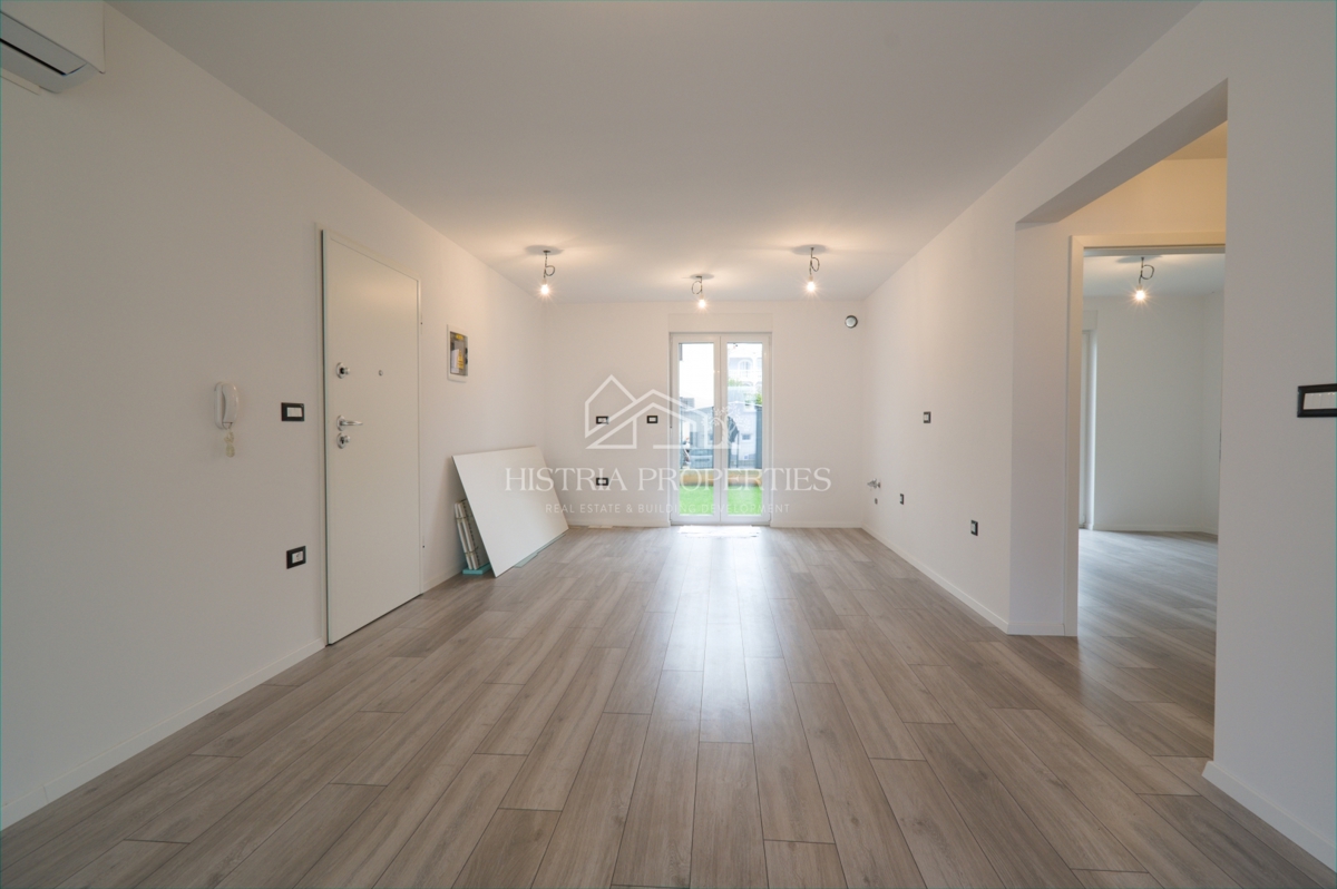 Posizione familiare e nuova costruzione di qualità con 2 terrazze e un giardino recintato e intimo