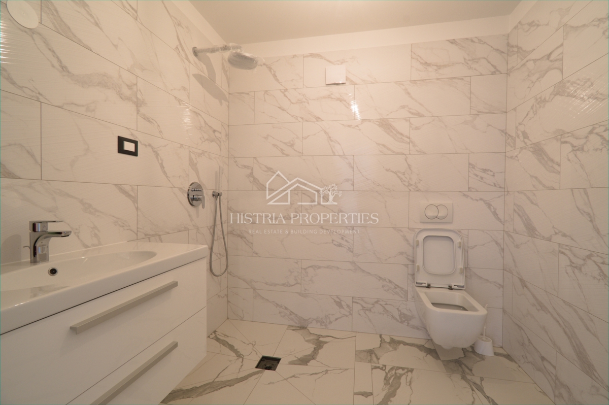 Posizione familiare e nuova costruzione di qualità con 2 terrazze e un giardino recintato e intimo