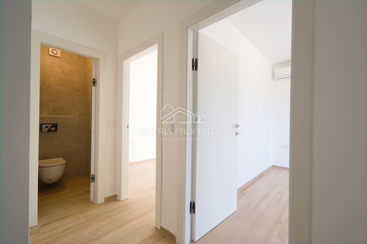 Confortevole appartamento familiare con 2 terrazze e giardino in un nuovo edificio vicino a Parenzo