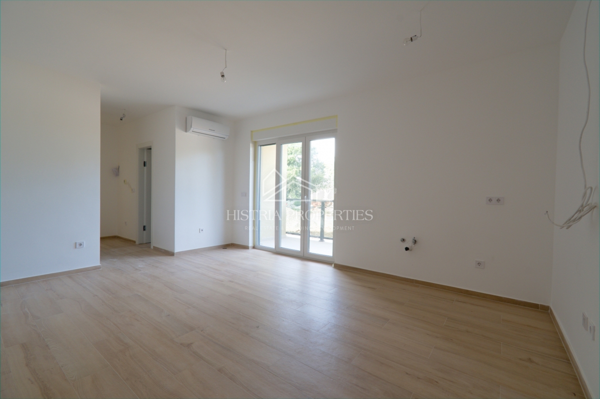 Confortevole appartamento familiare con 2 terrazze e giardino in un nuovo edificio vicino a Parenzo