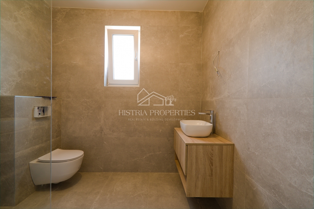 Confortevole appartamento familiare con 2 terrazze e giardino in un nuovo edificio vicino a Parenzo